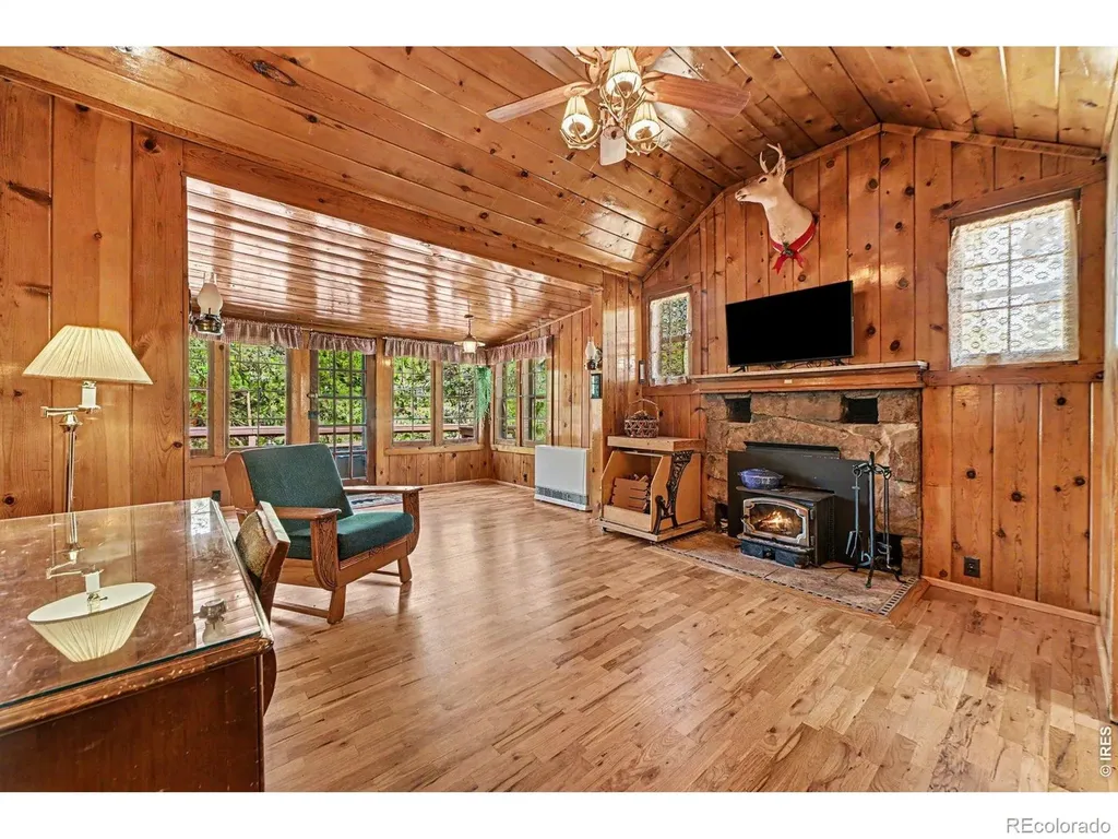 19 Pipers Canyon Rd Road Glen Haven CO 80532