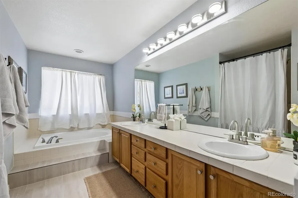 9962 Hawthorne Street Highlands Ranch CO 80126