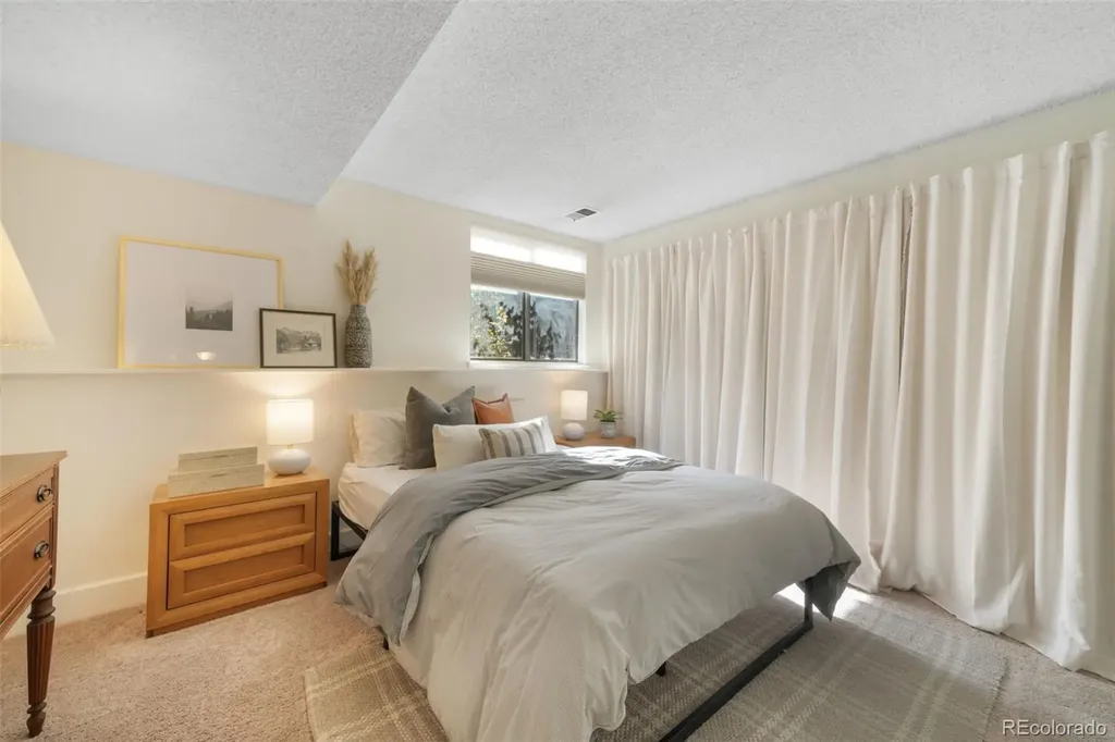 10229 E Peakview Avenue Englewood CO 80111