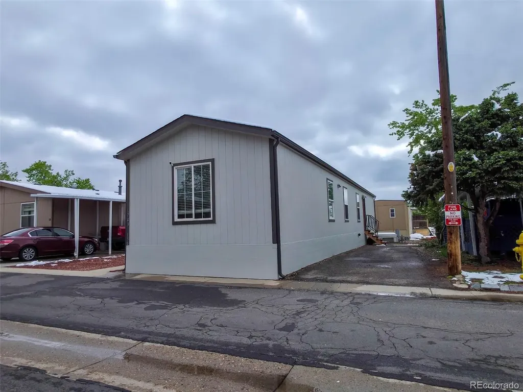 1743 Pagosa Way Aurora CO 80011