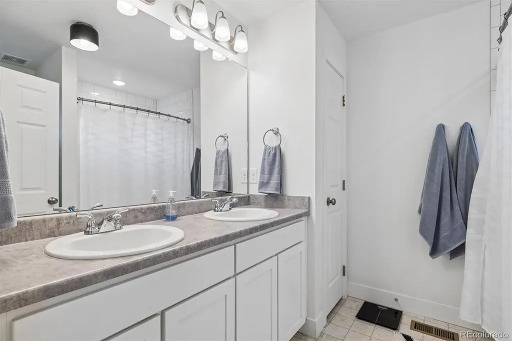 221 S Oak Hill Street Aurora CO 80018