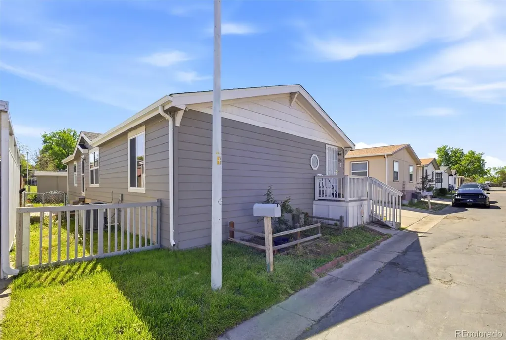 1724 Clark Street Aurora CO 80011