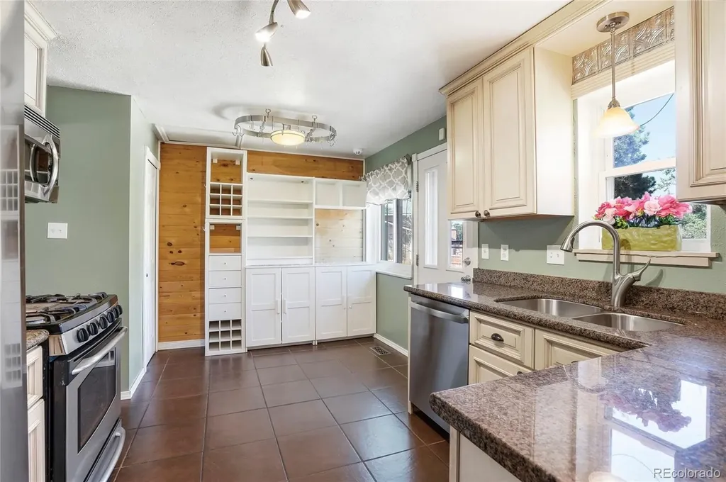 6740 Devinney Street Arvada CO 80004