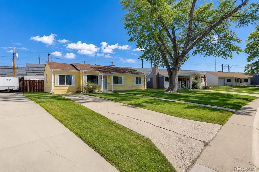 2836 S Grape Way Denver CO 80222