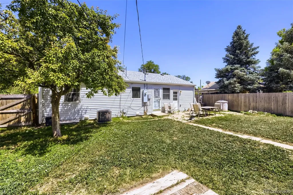 715 Kingston Street Aurora CO 80010