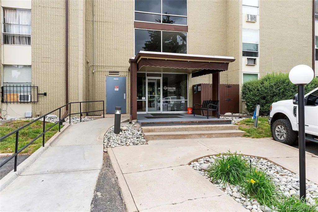 2231 S Vaughn Way Aurora CO 80014