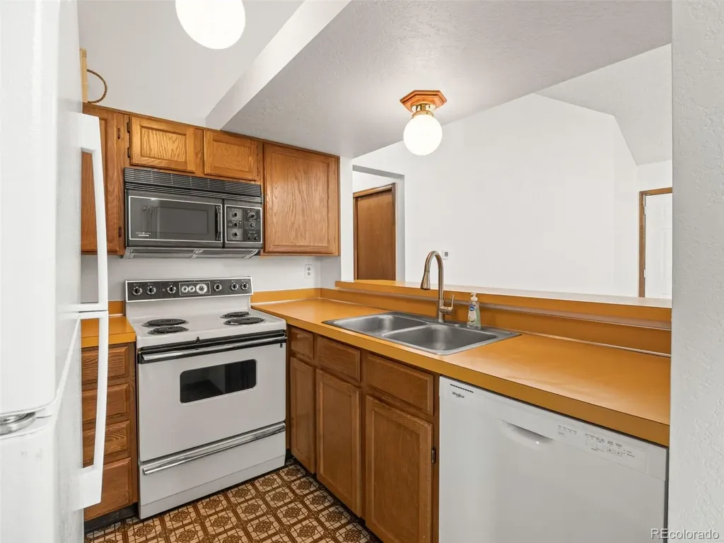 5725 W Atlantic Place Lakewood CO 80227