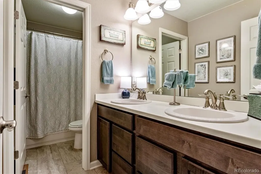 7841 S Queensburg Way Aurora CO 80016