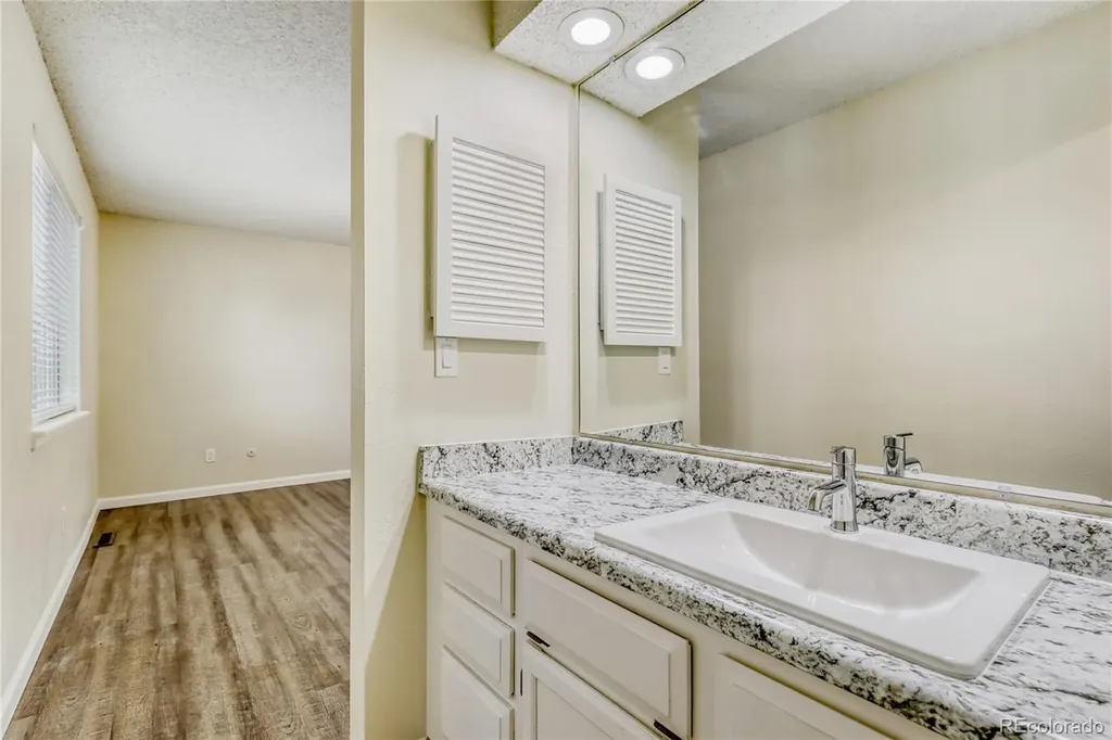 204 S Eagle Circle Aurora CO 80012