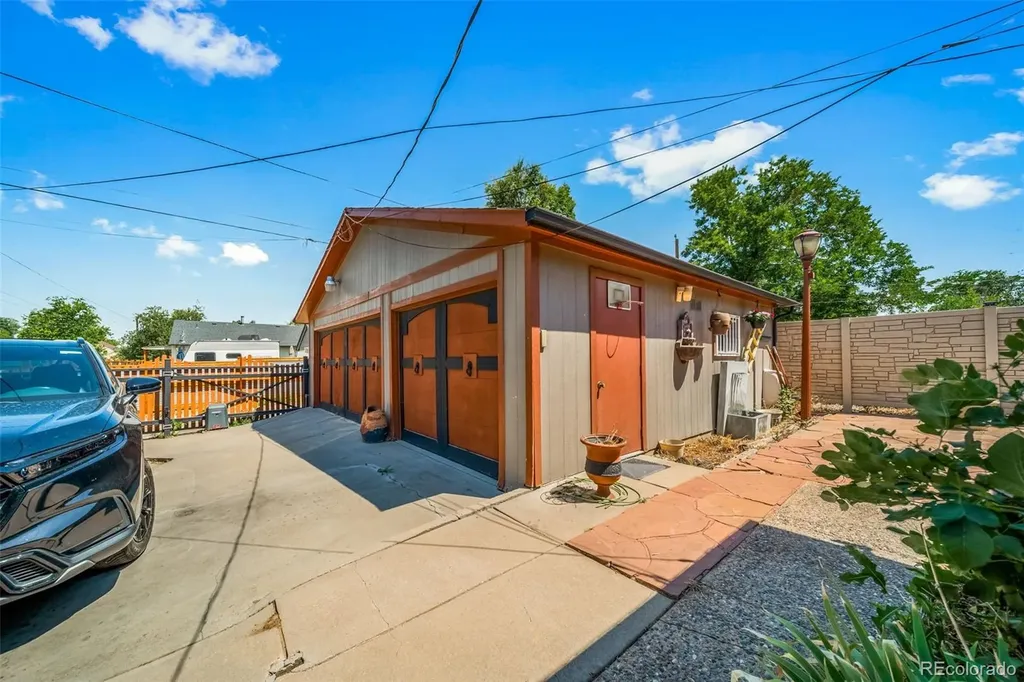 1590 Roslyn Street Denver CO 80220