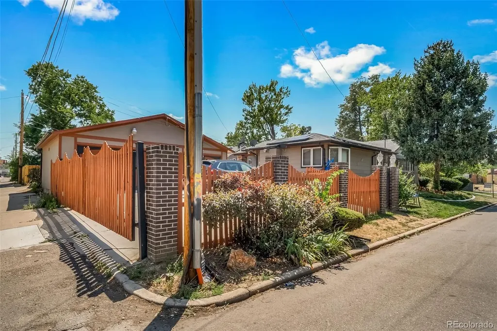 1590 Roslyn Street Denver CO 80220
