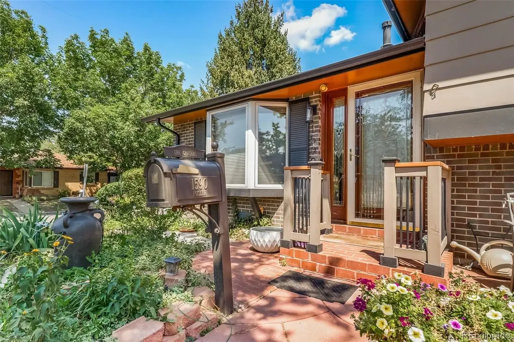 1590 Roslyn Street Denver CO 80220