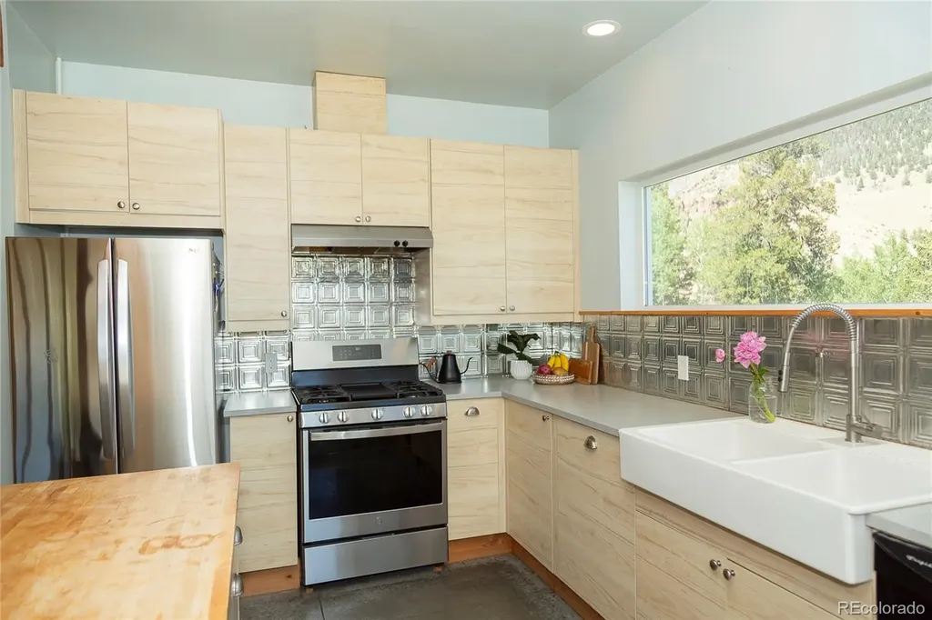 301 Rue La Fong Lane Creede CO 81130