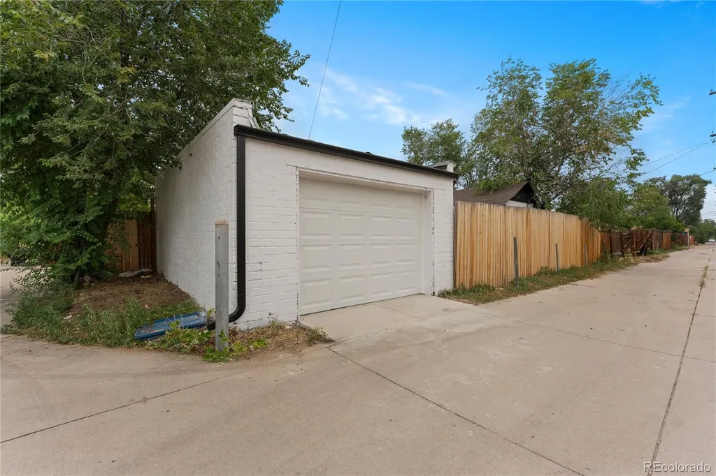 1716 Nome Street Aurora CO 80010