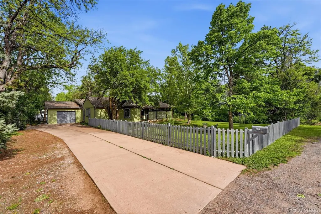 2060 Dover Street Lakewood CO 80215