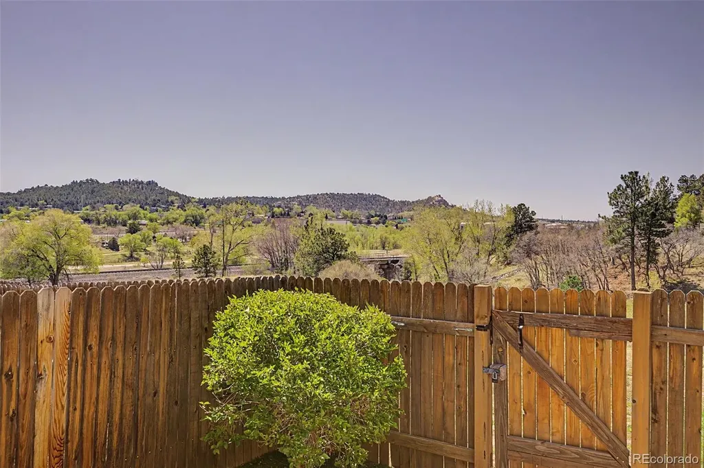 6618 Warbler Lane Colorado Springs CO 80919