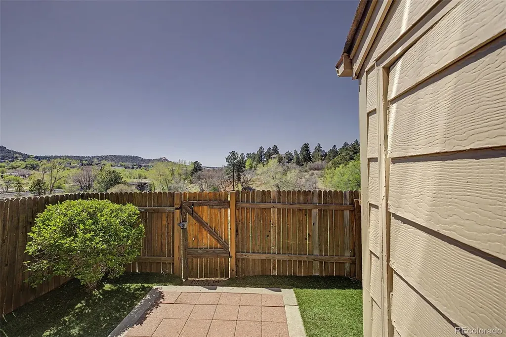 6618 Warbler Lane Colorado Springs CO 80919