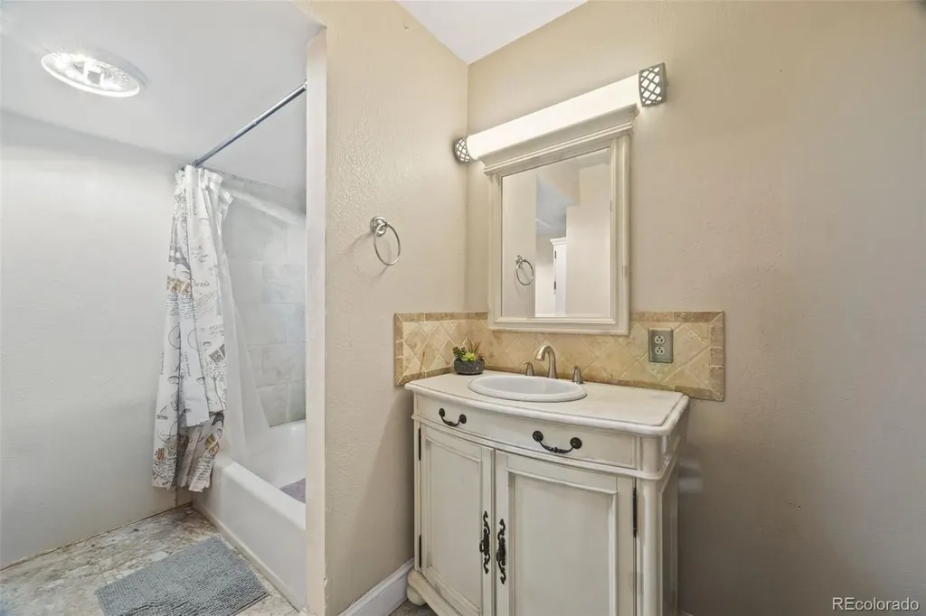 10211 Ura Lane Denver CO 80260