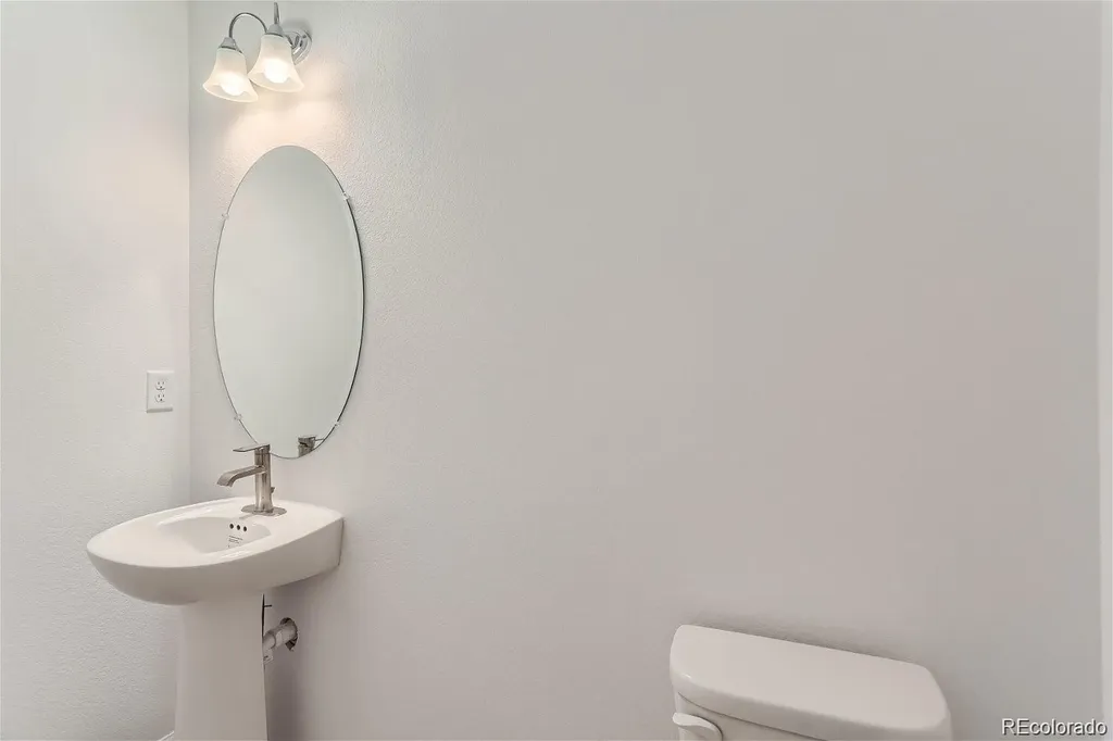 170 S Vandriver Way Aurora CO 80018