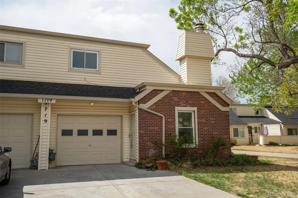 1719 S Lee Street Lakewood CO 80232