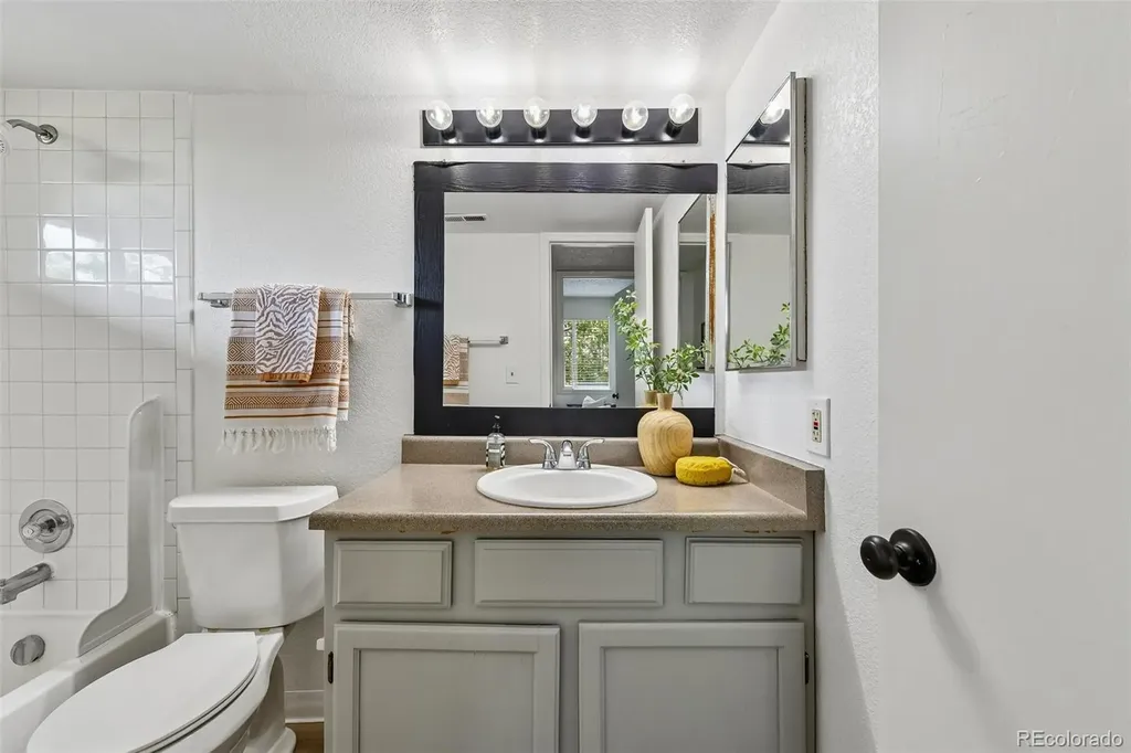 1075 S Elkhart Way Aurora CO 80012