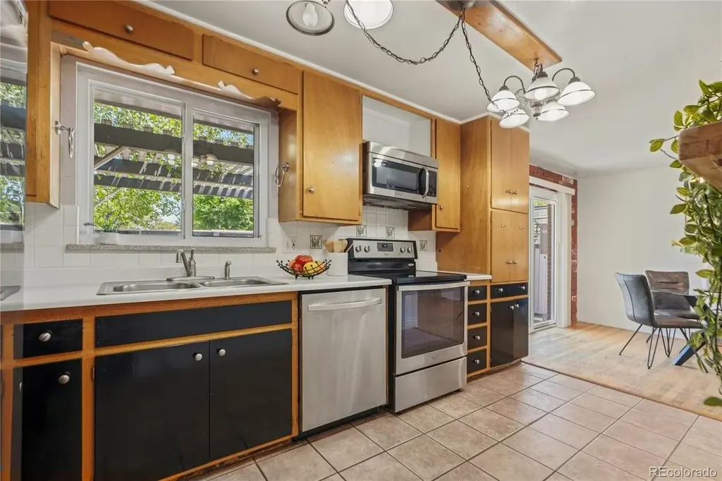 382 Zion Street Aurora CO 80011