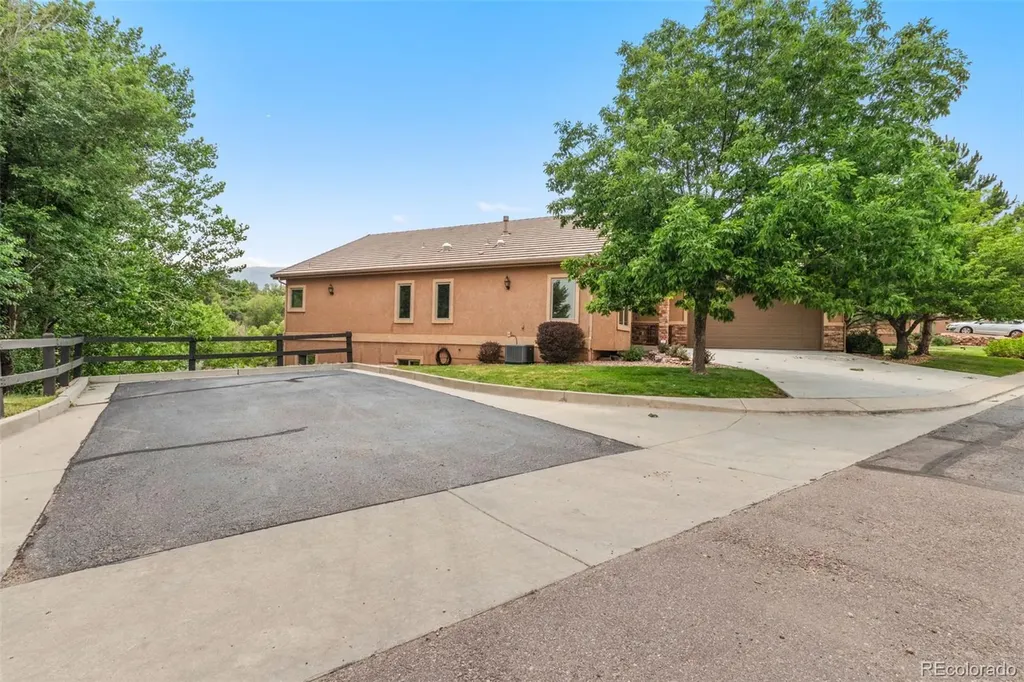 2425 Mesa Crest Grove Colorado Springs CO 80904