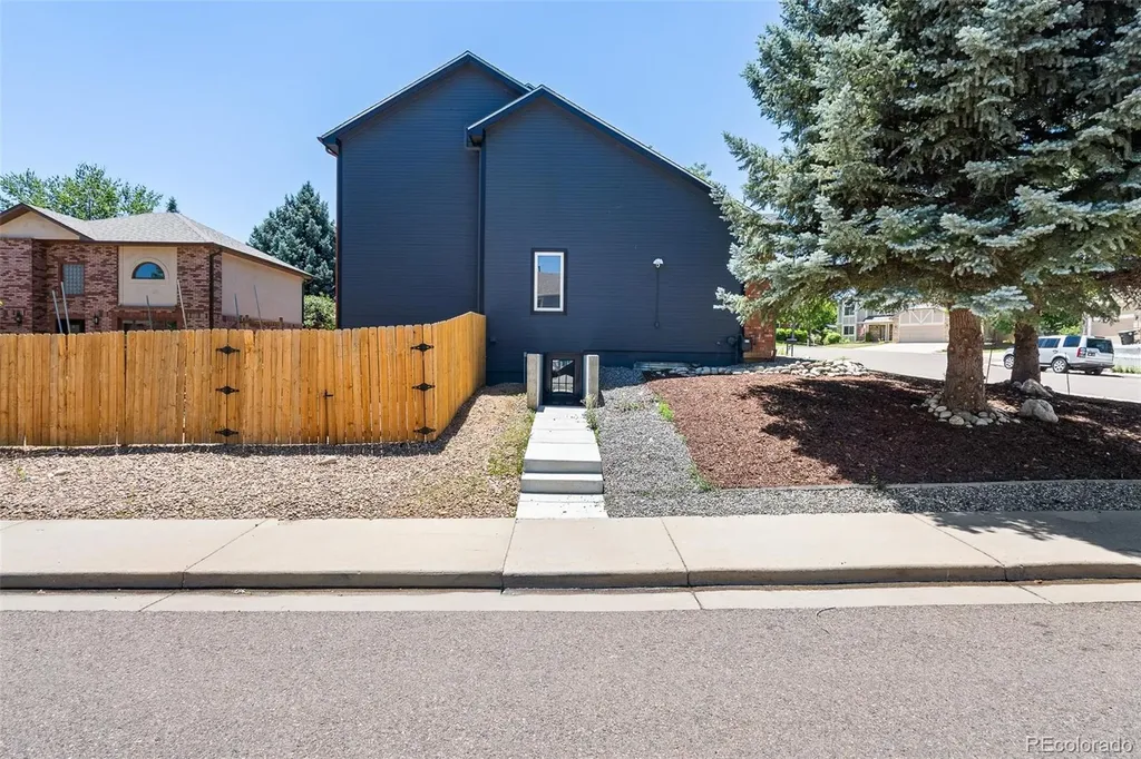 1464 Cherrywood Way Longmont CO 80504