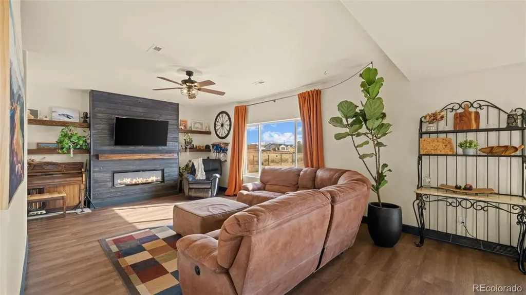 1072 S Avenida Del Oro Pueblo CO 81007
