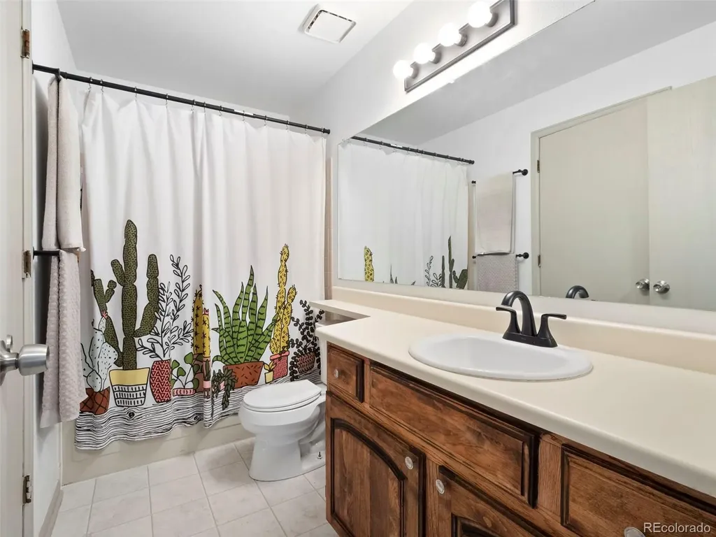 4594 Granby Way Denver CO 80239