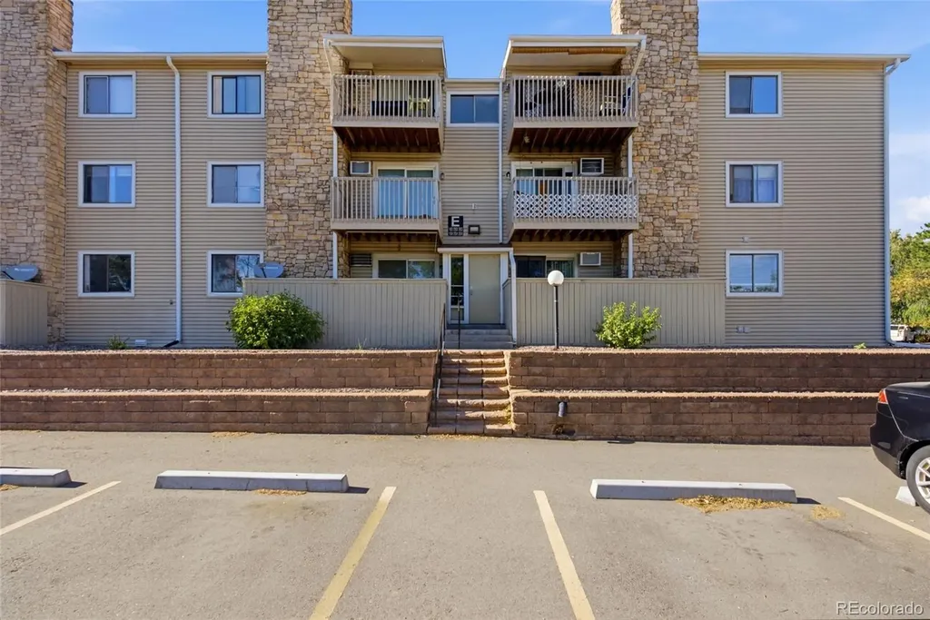381 S Ames Street Lakewood CO 80226