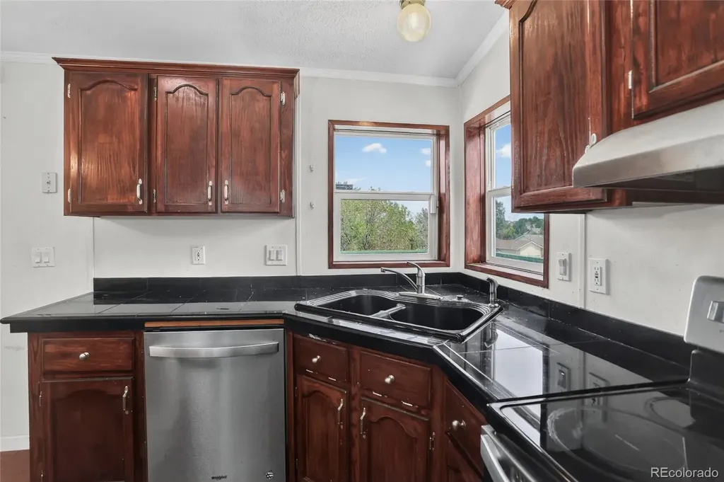 5853 S Quemoy Centennial CO 80015