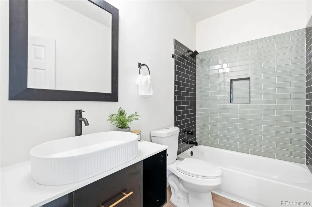 160 Granby Way Aurora CO 80011