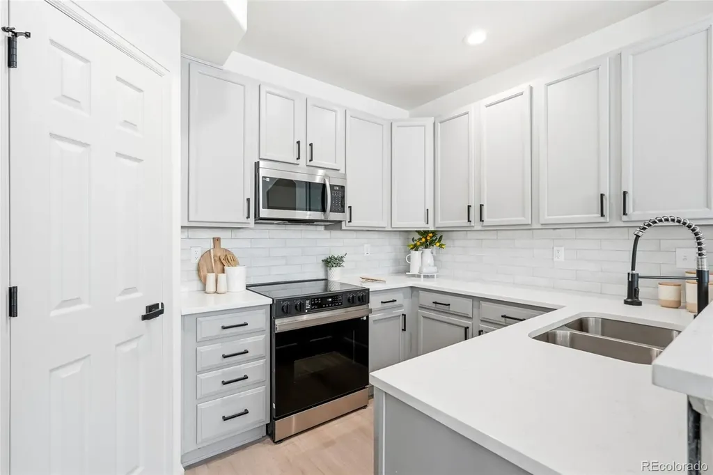 160 Granby Way Aurora CO 80011