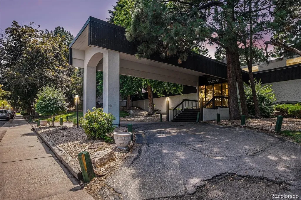 Denver CO, 2375 S Linden Court, Unit 201