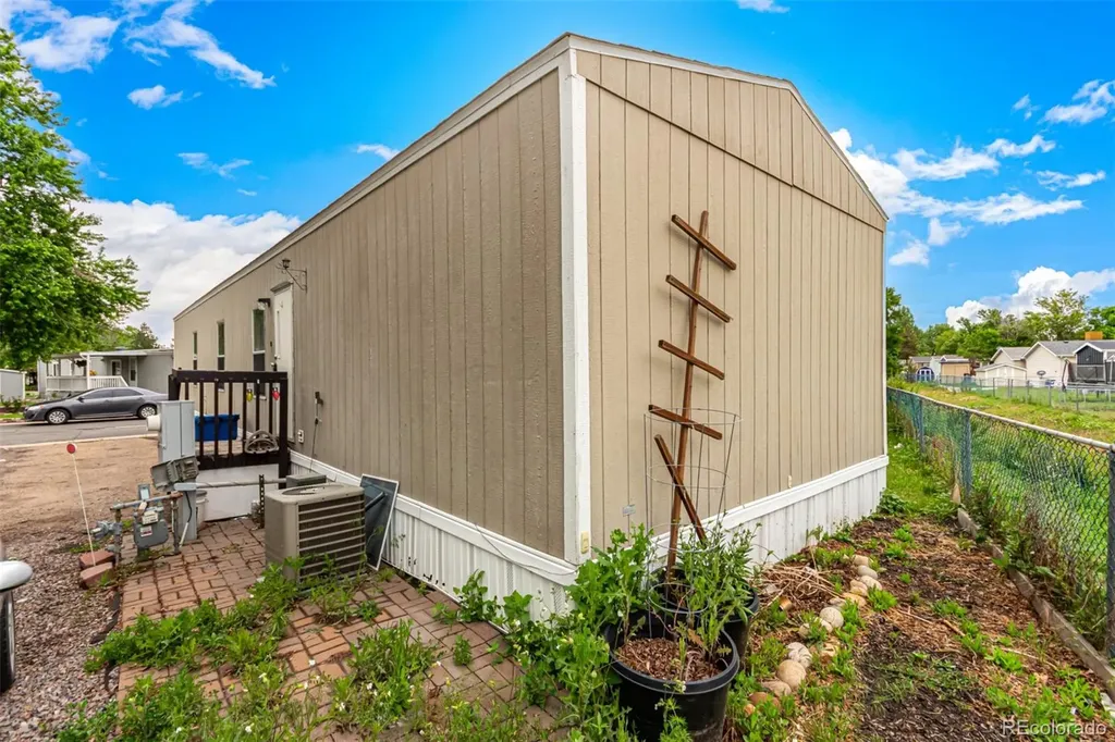 1614 Van Buren Way Aurora CO 80011