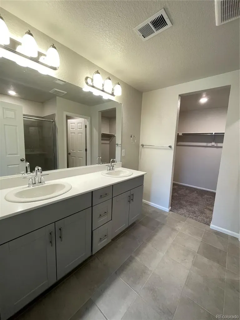 6089 N Liverpool Street Aurora CO 80019