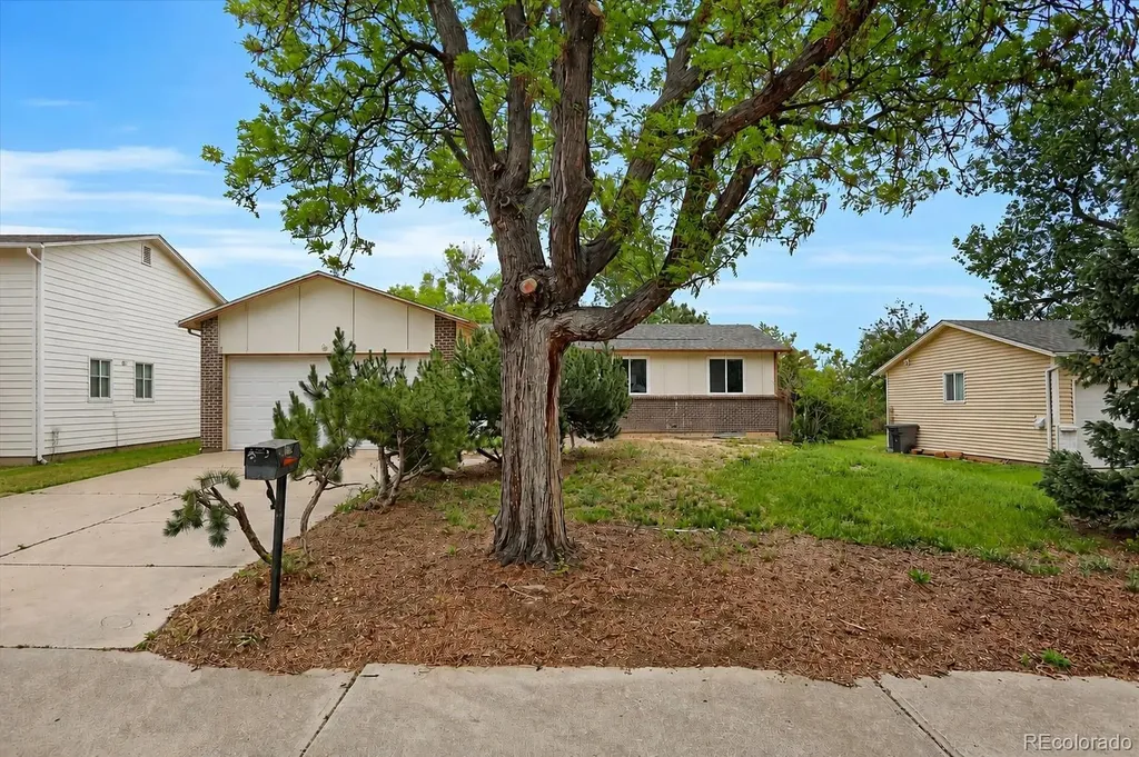 2832 S Mobile Street Aurora CO 80013