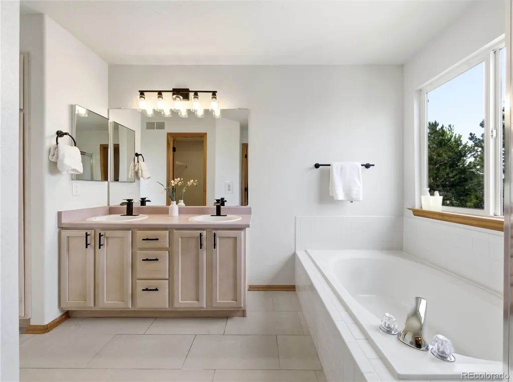 10024 Strathfield Lane Littleton CO 80126