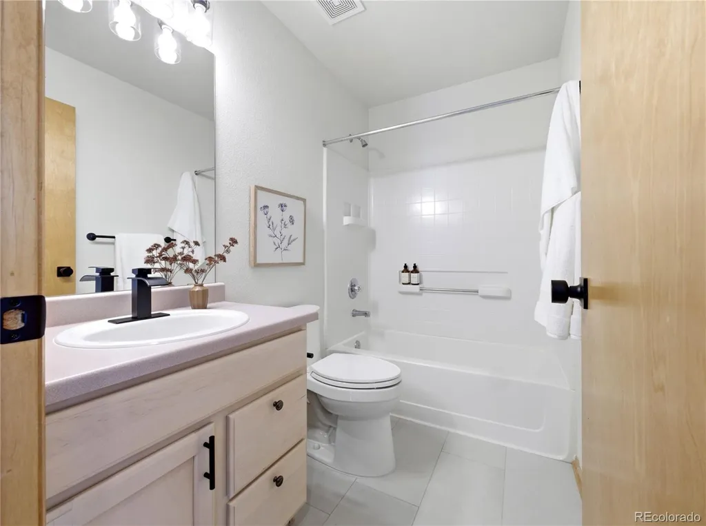10024 Strathfield Lane Littleton CO 80126