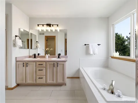 10024 Strathfield Lane Littleton CO 80126