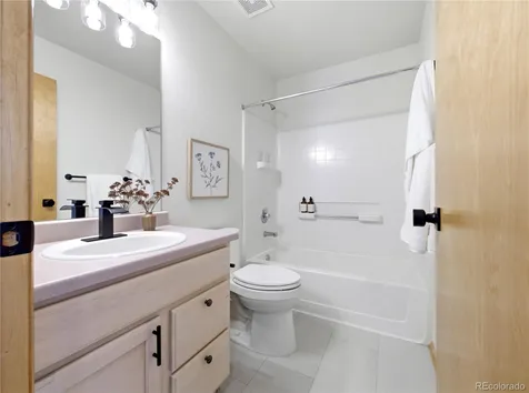 10024 Strathfield Lane Littleton CO 80126