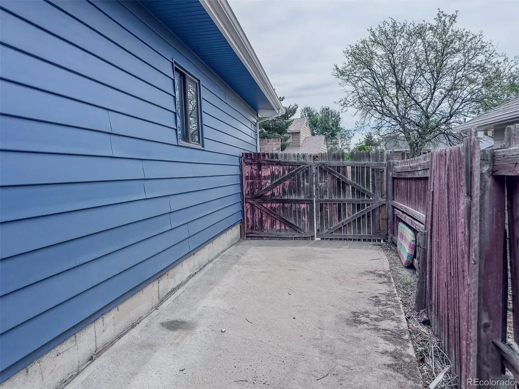 4493 N Auckland Court Denver CO 80239