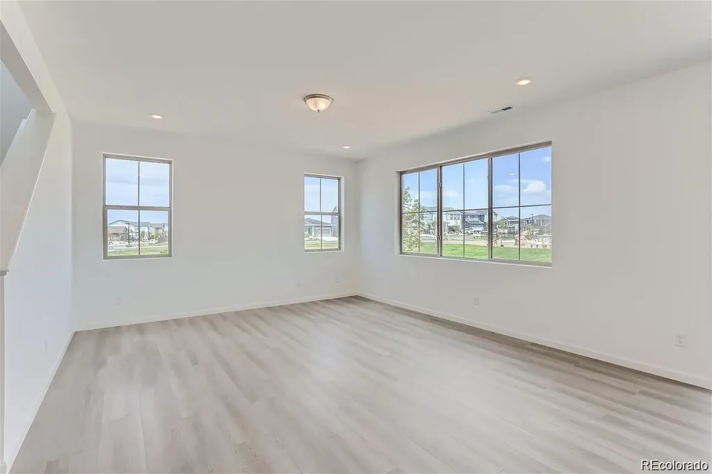 170 S Vandriver Way Aurora CO 80018