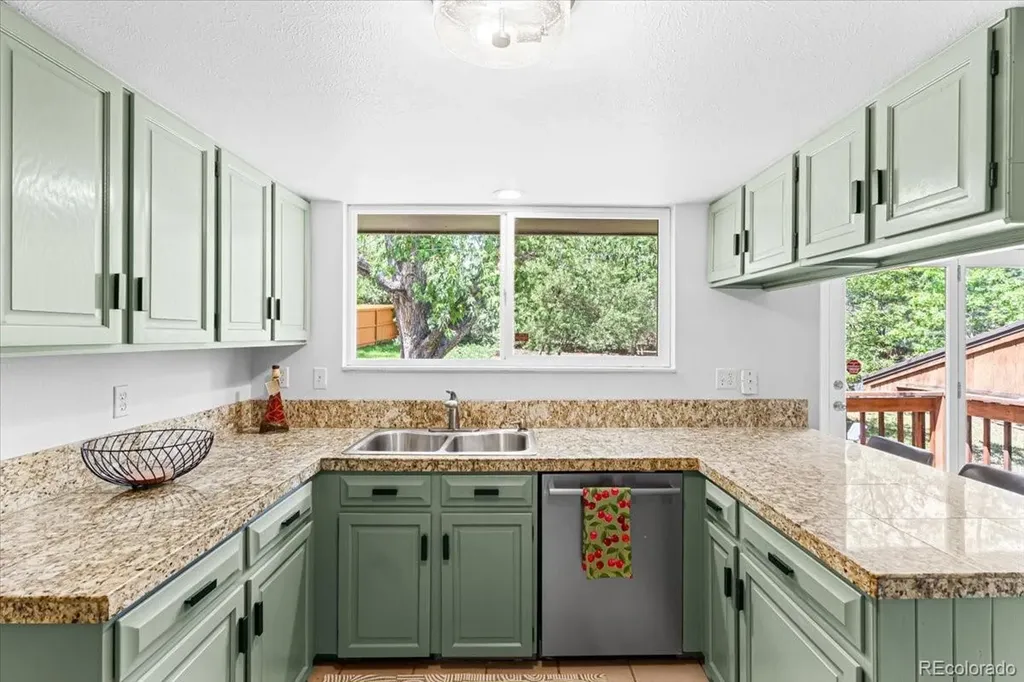 1825 S Queen Way Lakewood CO 80232