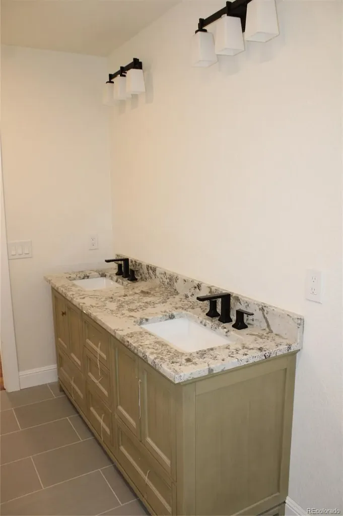 5557 S Hillside Street Greenwood Village CO 80111