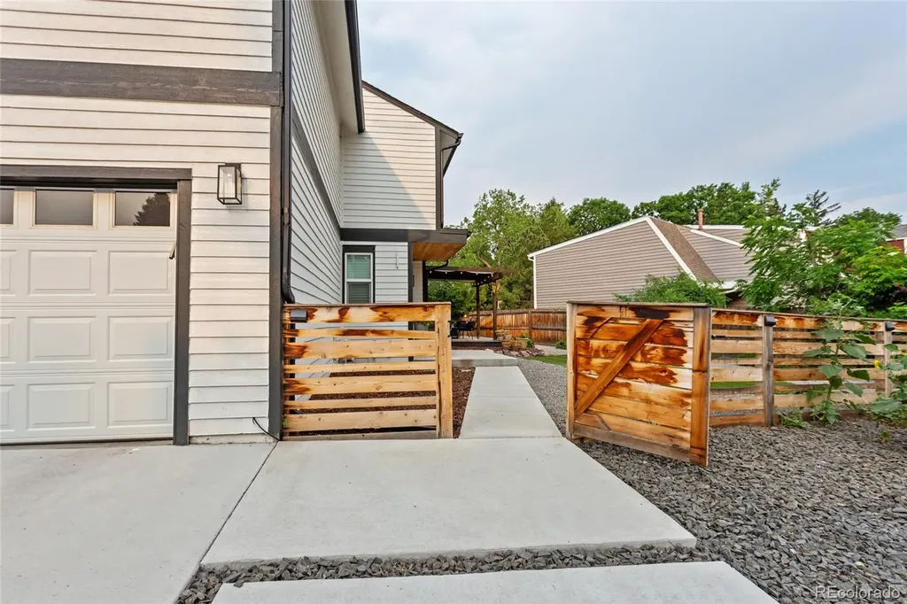 1034 W Peakview Circle Littleton CO 80120