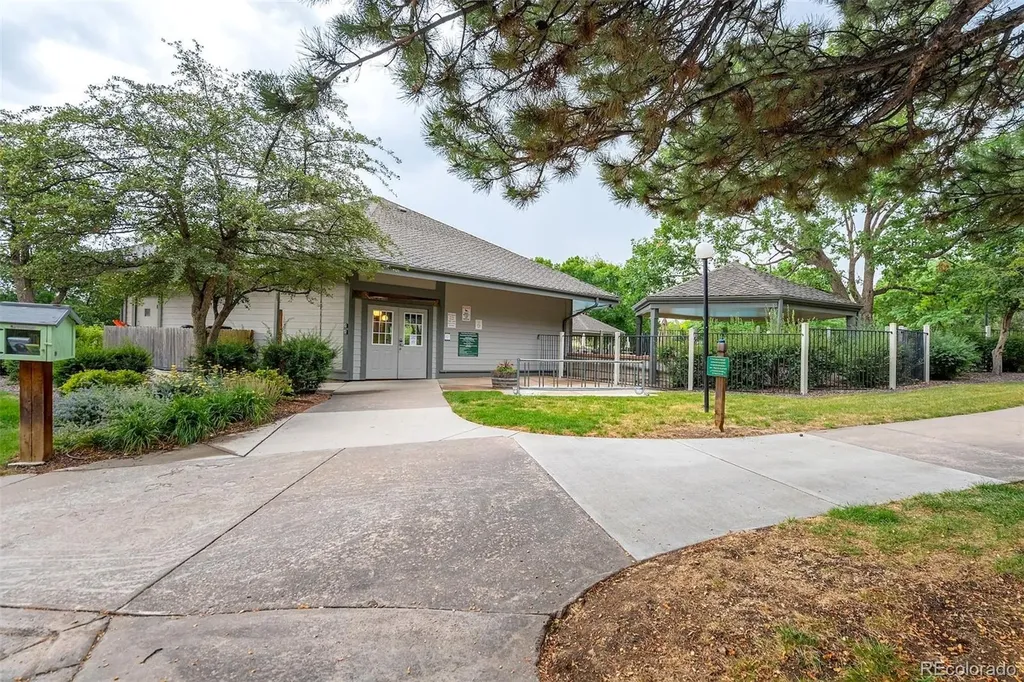 2077 E Phillips Place Littleton CO 80122