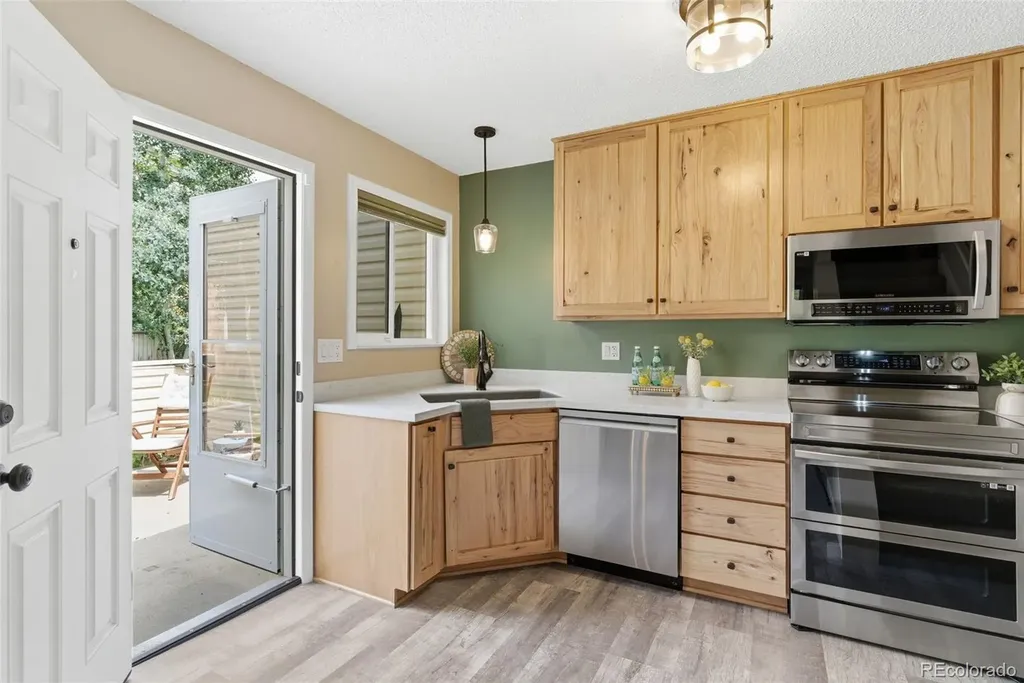 1739 S Lee Street Lakewood CO 80232