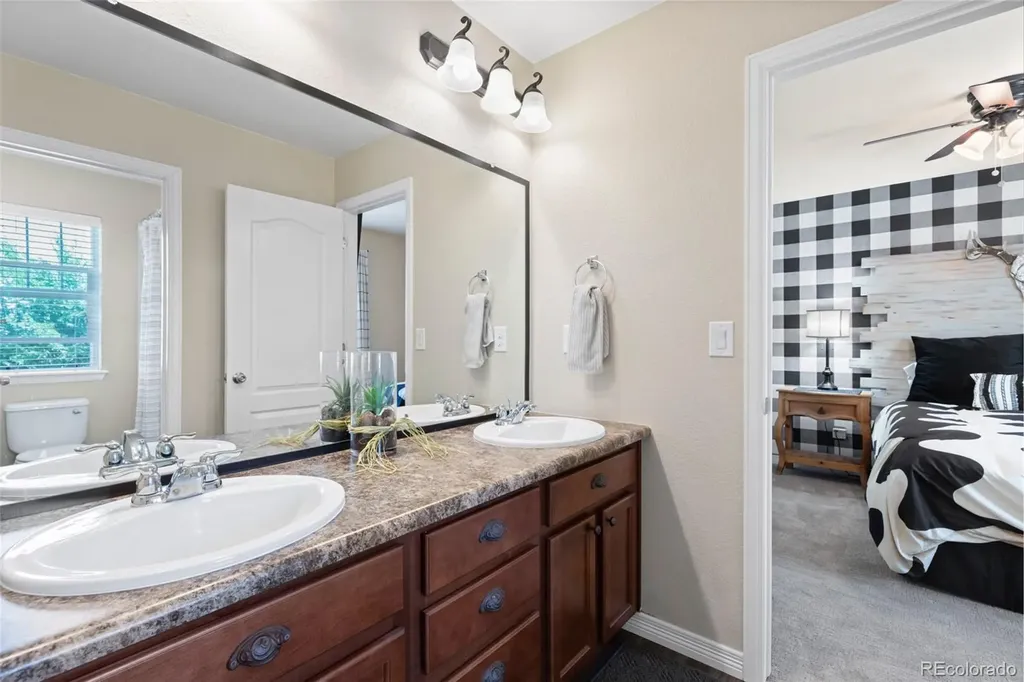 82 S Newbern Way Aurora CO 80018